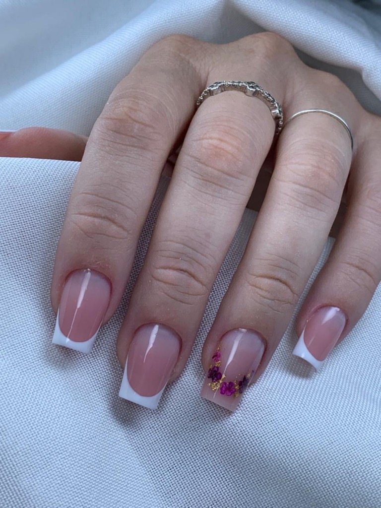 Design de unhas em tons rosados